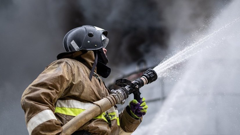 Спасатели МЧС России ликвидировали пожар в неэксплуатируемом здании в Осинниковском ГО