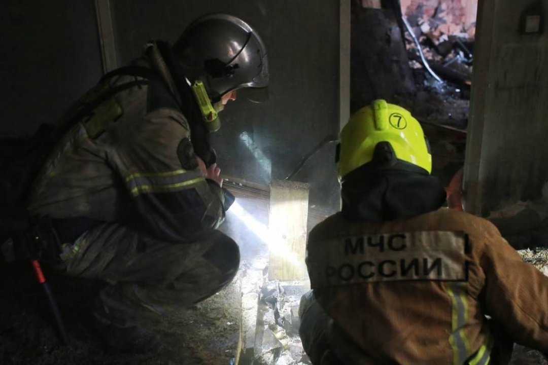 Спасатели МЧС России ликвидировали пожар в муниципальном нежилом доме в Осинниковском ГО