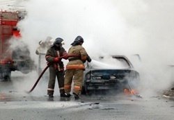Спасатели МЧС России ликвидировали пожар в частных легковых автомобилях в Осинниковском ГО