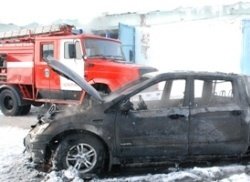 Спасатели МЧС России ликвидировали пожар в частном автомобиле в Ленинск-Кузнецком ГО