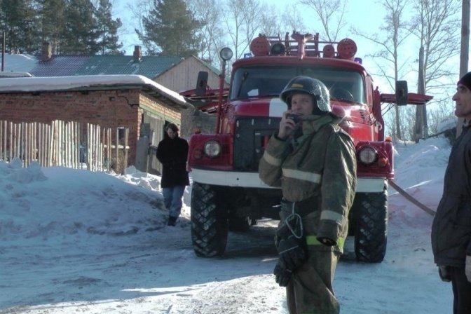 Спасатели МЧС России ликвидировали пожар в частной хозяйственной постройке в Осинниковском ГО